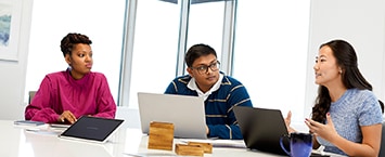 empleados sentados juntos