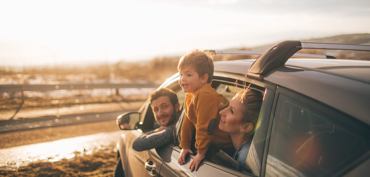 famiglia con bambino in auto