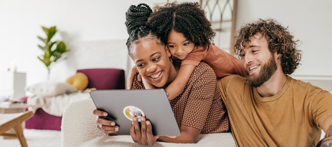 famiglia con bambino che guardano il tablet