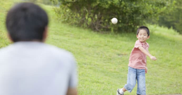 子供が誤って、遠くにボールを投げてしまった