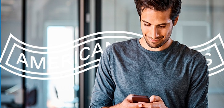 Moça olhando celular Homem branco e grisalho, com cerca de 55 anos falando ao celular e semblante feliz.